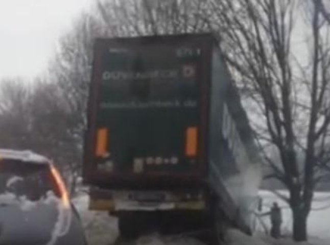 Потрійна ДТП на Хустщині: вантажівка з’їхала у кювет