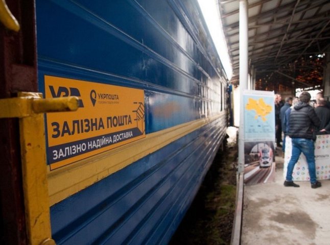 "Укрпошта" та "Укрзалізниця" запустили спільний проєкт для перевезення гуманітарних вантажів