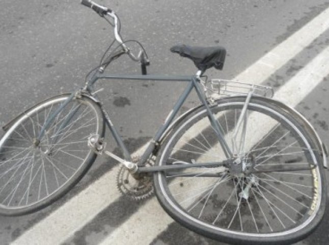 Ужгородські патрульні оштрафували велосипедиста, який перетнув смугу і впав посеред вулиці