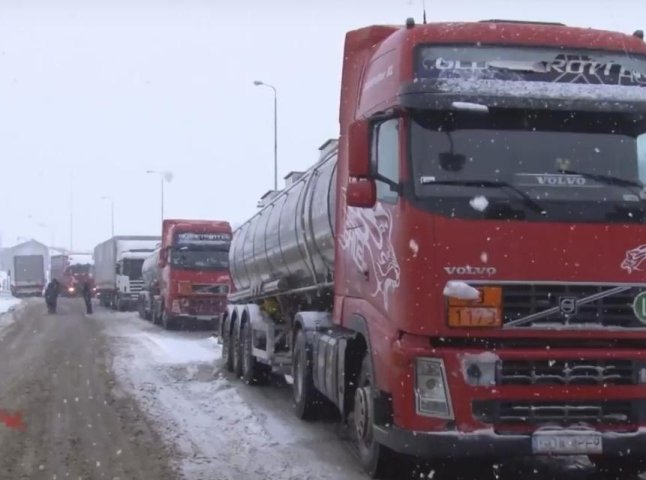 На околиці Ужгорода в снігових заметах застрягли десятки вантажівок