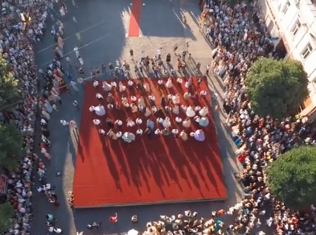 Парад випускників у Мукачеві: відео яскравих моментів