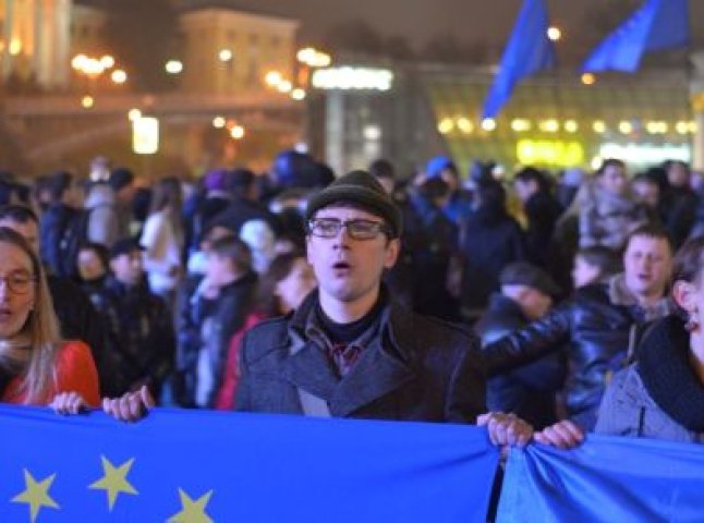 В Ужгороді вночі також мітингували проти призупиненням підготовки до підписання угоди про асоціацію з ЄС (ФОТО)
