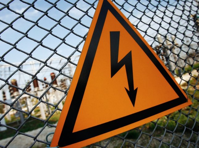 У Мукачеві на тротуар та автобусну зупинку впали електричні кабелі