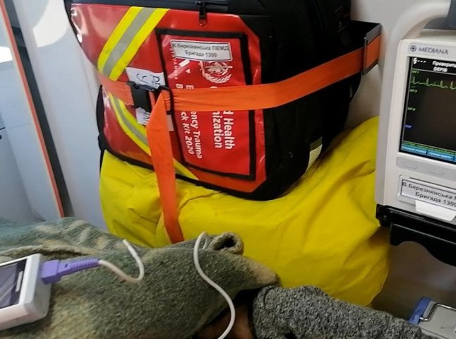 Медики здолали кілометри хащів до чоловіка з важкою травмою на Ужгородщині