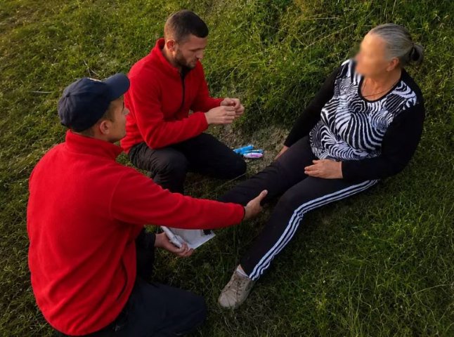 Гірські рятувальники евакуювали травмовану закарпатку на Хустщині