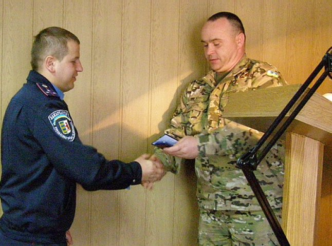 Представники батальйону "Айдар" нагородили рахівських міліціонерів відзнаками за участь в АТО (ФОТО)