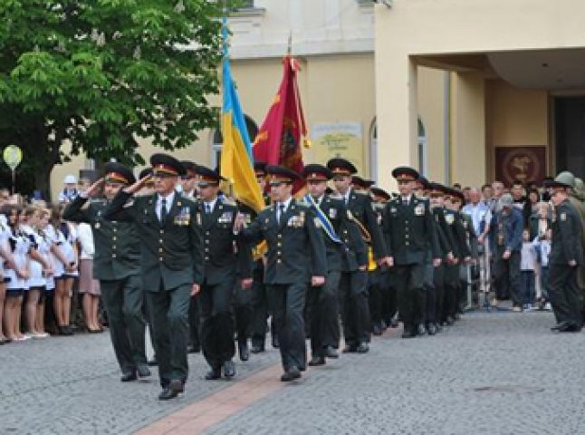 Військовий залп та інші урочистості до Дня Перемоги (ВІДЕО)