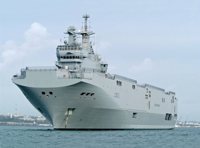 Попри війну в Україні, Франція продасть Росії військовий корабель типу "Містраль"