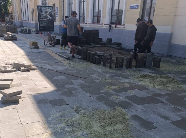 У Мукачеві на Привокзальній площі почали викладати бруківку У Мукачеві на Привокзальній площі почали викладати бруківку