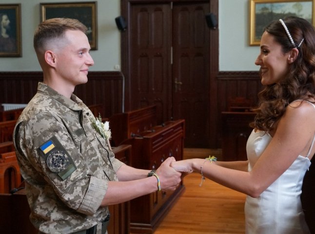 У Мукачеві одружився військовослужбовець із Києва