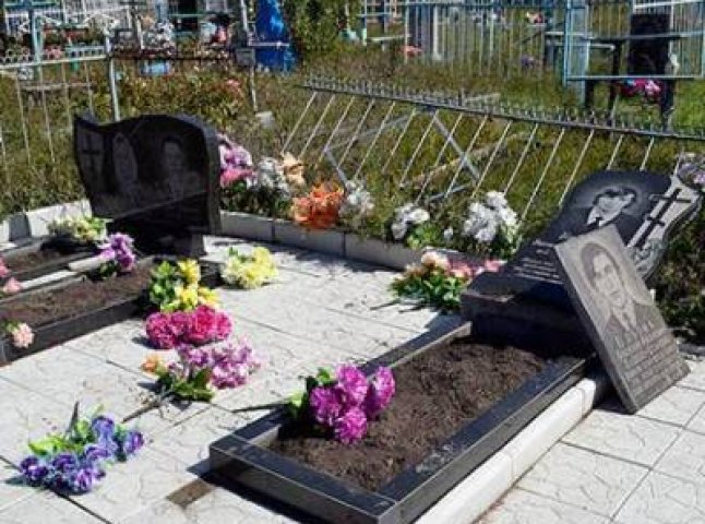 На Харківщині вандали понівечили пам’ятники на кладовищі (ФОТО)