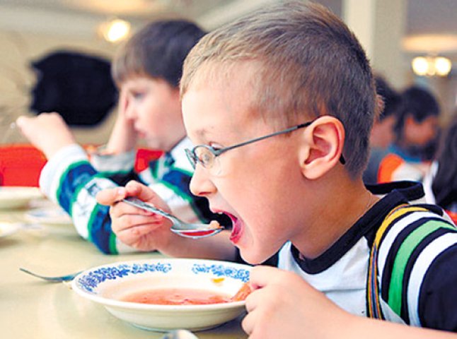 Мукачівський міськвиконом прийняв рішення про безоплатне харчування школярів міста
