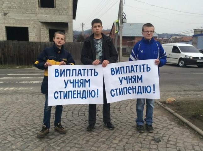 Студенти та викладачі ПТНЗ Мукачева вийшли на мирну ходу