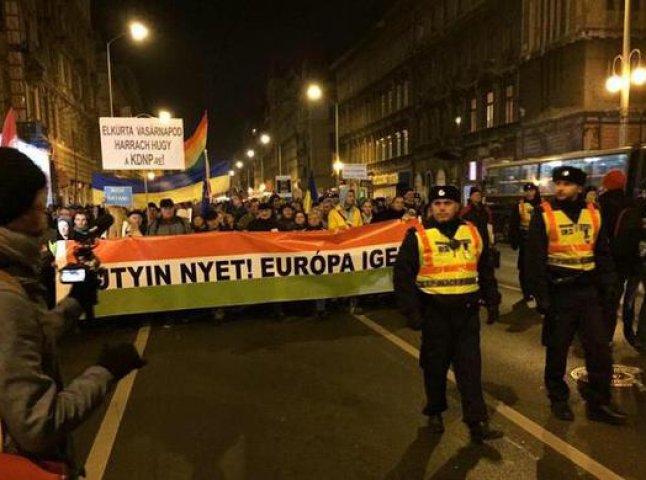 У сусідній Угорщині масові протести через візит у країну Путіна