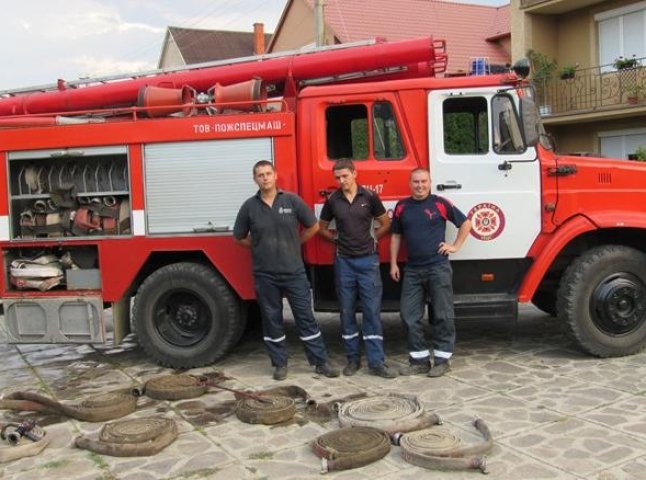 У Мукачеві у мікрорайоні "Черьомушки" загорілись чагарники