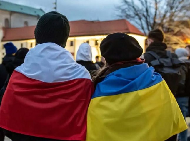 Біженці з України зможуть отримати в Польщі по 4000 грн додаткових виплат