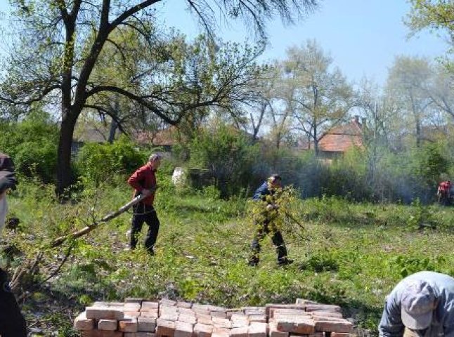 У Берегові приводили в порядок територію стадіону "Меблевик"