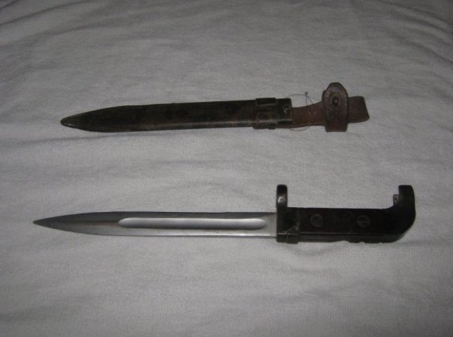 В жителя Берегова правоохоронці вилучили п’ять штик-ножів