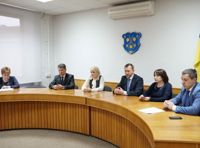 В Ужгороді скасовано масові заходи та заборонено відвідувати хворих у медзакладах