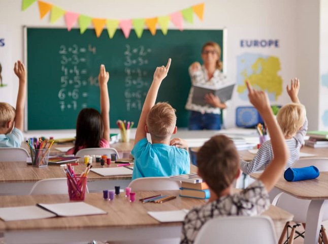 Українка здивувала, скільки доларів на день отримує на вчительській посаді у Канаді Українка здивувала, скільки доларів на день отримує на вчительській посаді у Канаді