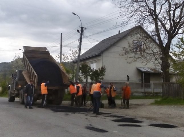 У Тячівському районі триває ремонт дороги від Колочави до Бедевлі