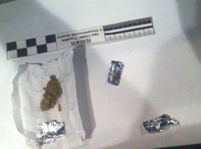 Побачивши поліцейських, чоловік намагався позбутись паперових згортків із наркотиками