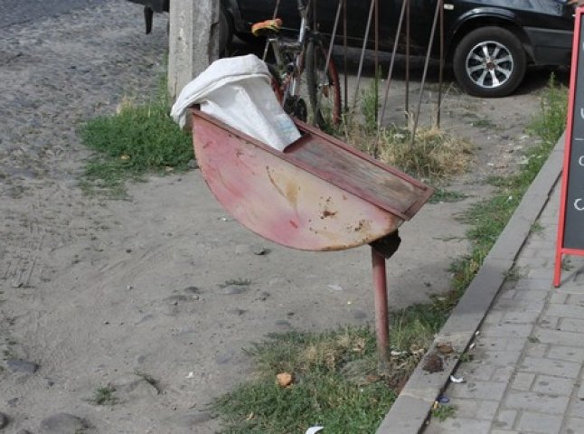 Черговою "здобиччю" мукачівських вандалів стали сміттєві урни (ФОТОФАКТ)