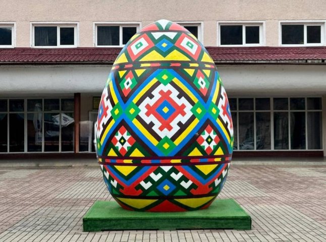 У Рахові пошкодили велетенську писанку, яку встановили кілька днів тому