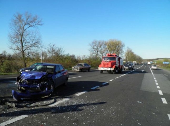 На Ужгородщині зіткнулись два автомобілі, жінка-пасажир отримала перелом ноги (ФОТО)