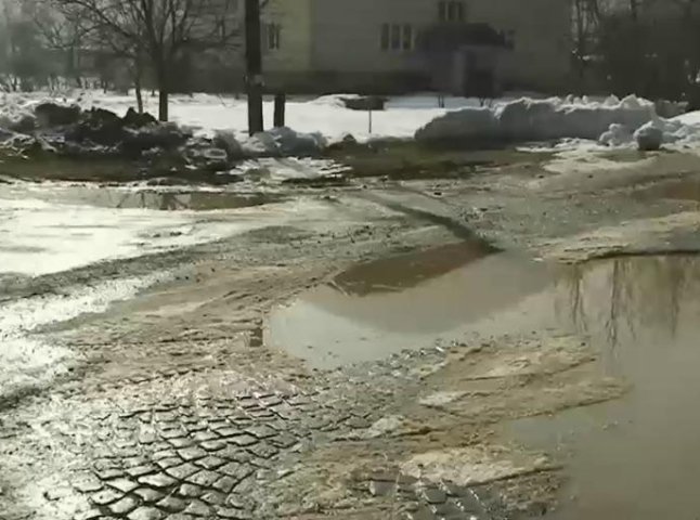 У селах Іршавщини разом зі снігом зник і асфальт: водії лають чиновників за якість доріг