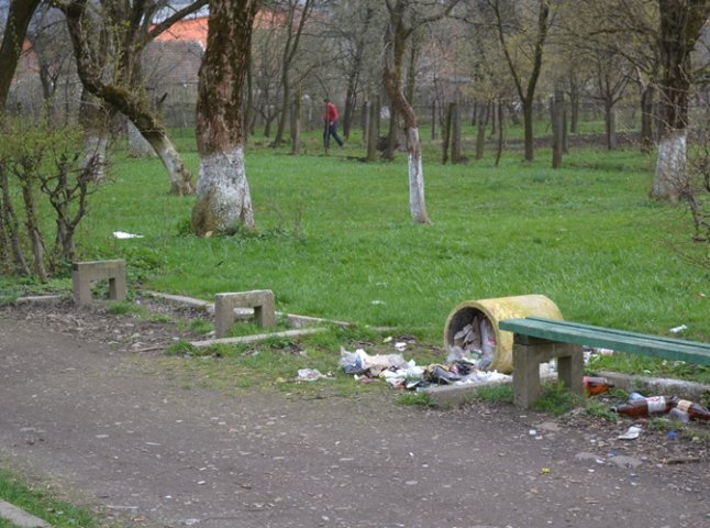 У Тячеві люди перетворили міський парк на стихійне сміттєзвалище (ФОТОФАКТ)