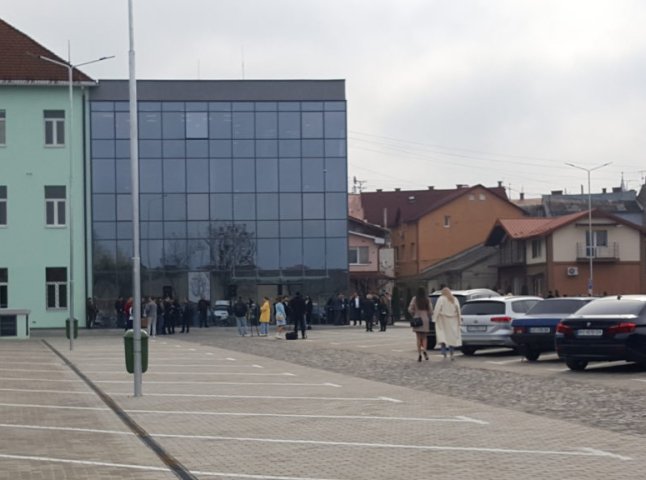 У Мукачеві визначили оператора платних паркувальних майданчиків У Мукачеві визначили оператора платних паркувальних майданчиків