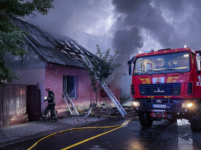 Унаслідок пожежі у місті Хуст загинула жінка