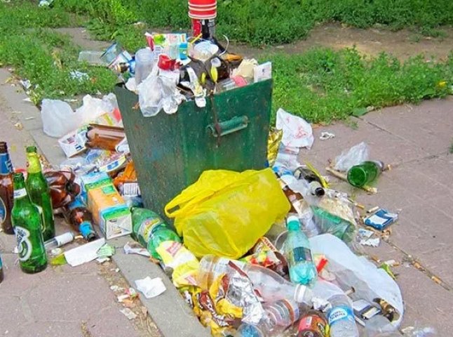 Депутати пропонують більше штрафувати людей, які викидають сміття з вікон будинків, автомобілів та поїздів