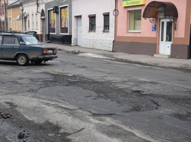 Яма на ямі: дороги Мукачева вкриті вибоїнами