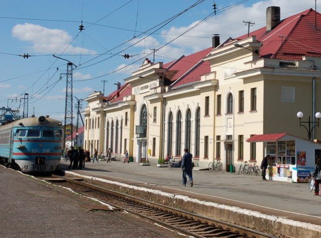 На залізничному вокзалі Мукачева потяг насмерть збив чоловіка