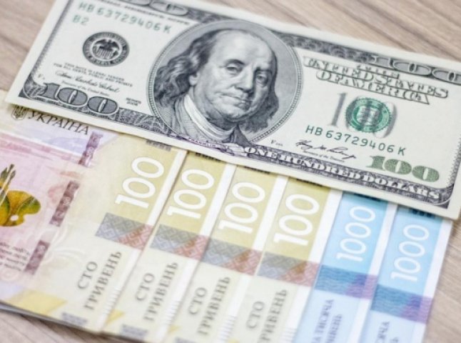 Долар та євро подешевшали: курс валют на 19 липня