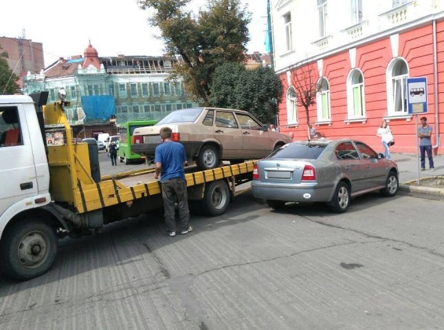 З площі Петефі в Ужгороді поліцейські евакуювали дві автівки