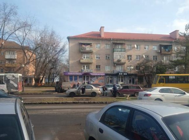 В Ужгороді на проспекті Свободи зіткнулись "Daewoo" та "ВАЗ"