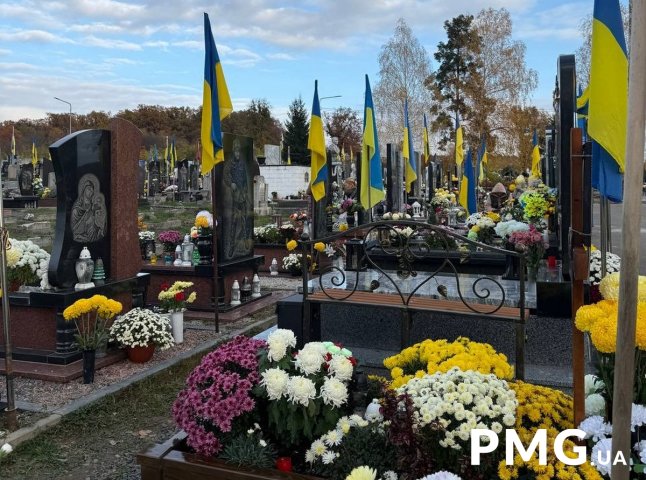Люди масово йдуть на кладовища: як на Закарпатті проходить День пам’яті померлих Люди масово йдуть на кладовища: як на Закарпатті проходить День пам’яті померлих