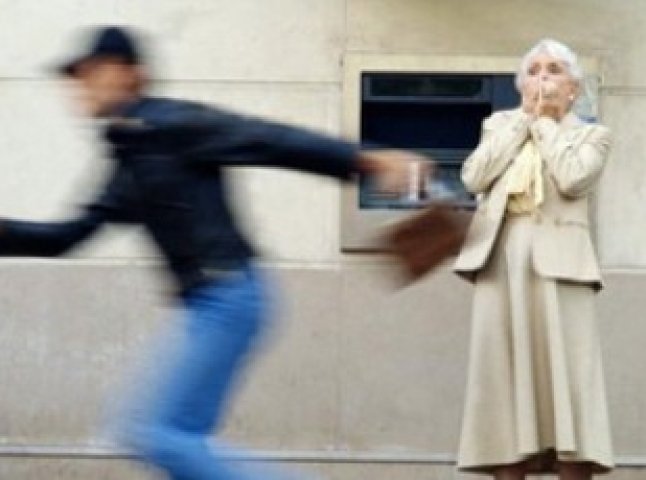 В Ужгороді посеред вулиці від жінки з рук крадій вирвав сумочку