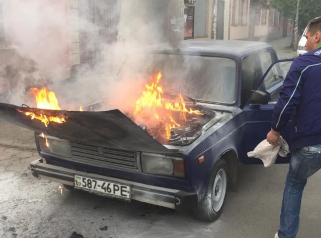 У центрі Ужгорода під час руху загорівся автомобіль (ФОТО)