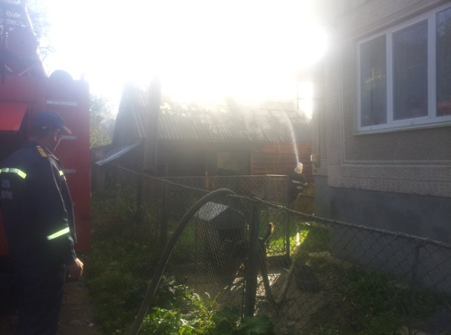 Пожежники врятували житловий будинок від перекидання на нього вогню із сусідньої палаючої будівлі