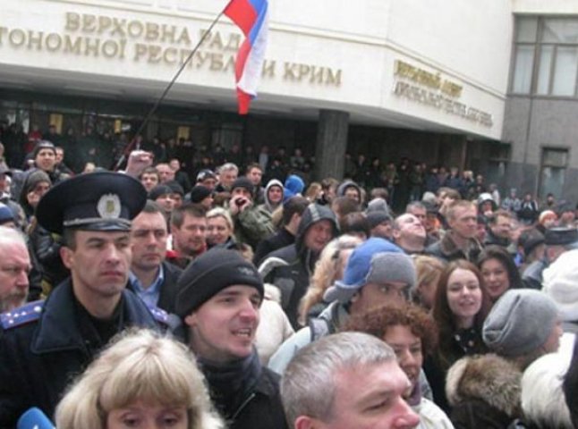 Озброєні автоматами люди захопили будівлю Верховної Ради Криму і встановили на ній російський прапор