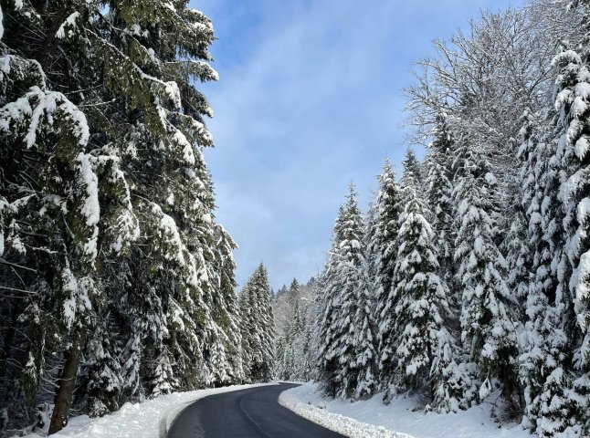 Дороги на перевалах Закарпаття розчистили від снігу