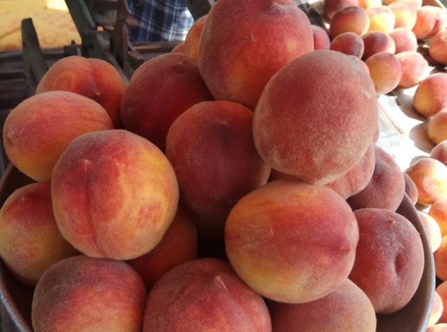 На Закарпатті вже продають спілі персики