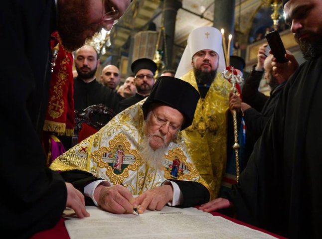 Україна отримала Томос: митрополиту Епіфанію вручили документ про Автокефалію Православної Церкви України