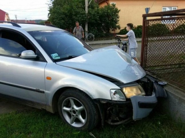 В Іршаві автомобіль врізався в огорожу