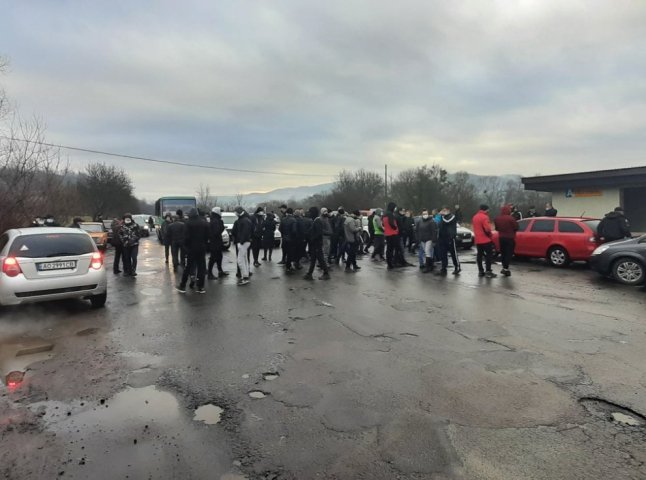 Обурені люди перекрили на Свалявщині дорогу: фото та відео з місця події