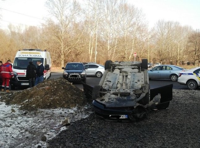 Аварія в Ужгороді: авто перекинулось на дах